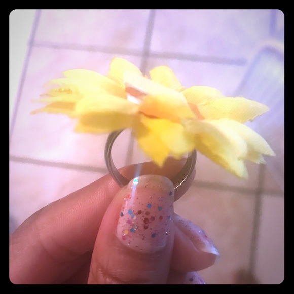 Flower ring - Picture 2 of 5